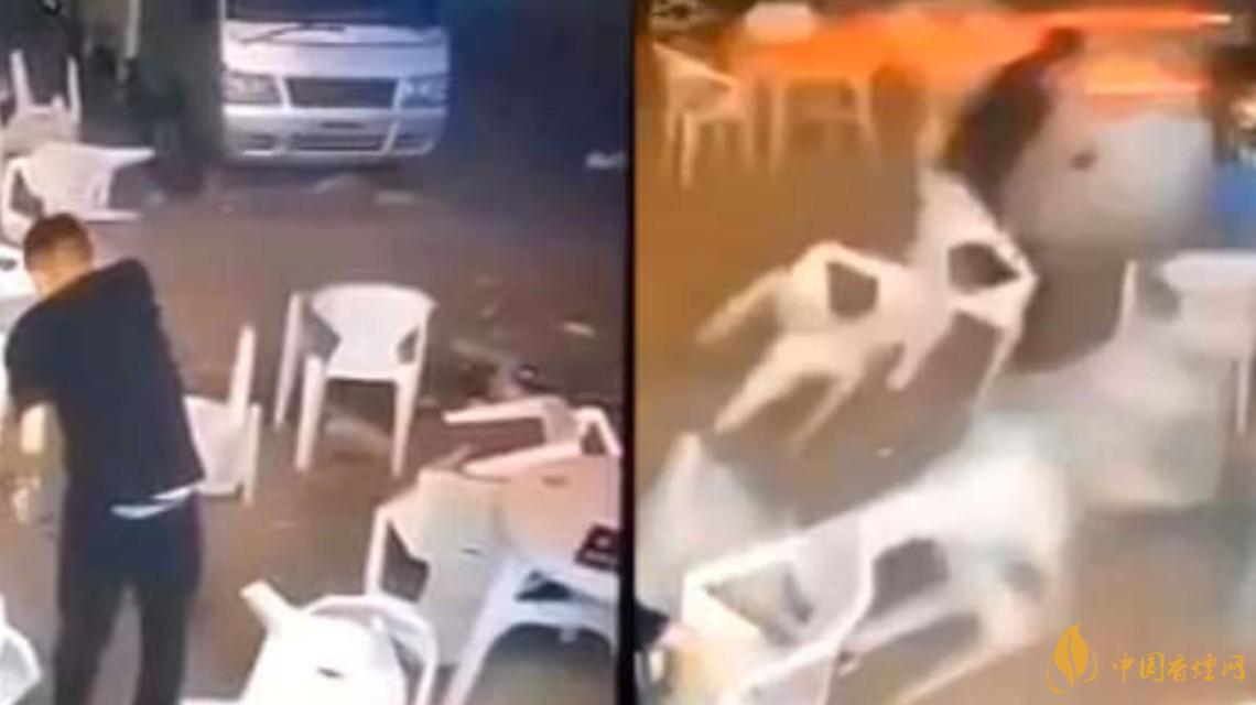 警方通報小車沖過夜市撞飛數(shù)人 這一幕太驚險了！