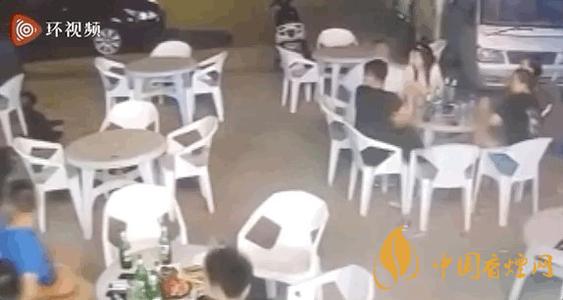 警方通報小車沖過夜市撞飛數(shù)人 這一幕太驚險了！