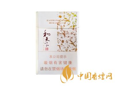 2020白沙和天下價(jià)格表和圖片 2020和天下香煙是白沙牌香煙中的一種，說(shuō)起和天下香煙，相信大家都認(rèn)識(shí)，和天下是高端香煙品牌,隸屬于湖南中煙工業(yè)有限責(zé)任公司，那么，2020年白沙和天下多少錢(qián)一包呢?趕緊來(lái)看看吧!  和天下香煙  和天下香煙時(shí)尚大氣的包裝　簡(jiǎn)潔流暢的線條　以紫色為主色調(diào)的搭配　無(wú)一不顯示出和天下的不凡紫色在中國(guó)傳統(tǒng)里是尊貴的顏色，如北京故宮又稱為“紫禁城”亦有所謂“紫氣東來(lái)” 口感上此款雅香綿滑，香氣醇和，余味純凈，實(shí)屬難得一見(jiàn)的神品啊!  系列產(chǎn)品  和天下(尊尚中支)  類型： 烤煙型  煙氣煙堿量： 0.0 mg  煙長(zhǎng)： 84 mm  過(guò)濾嘴長(zhǎng)： 25 mm  包裝形式： 條盒硬盒  單盒支數(shù)： 20  銷售形式： 國(guó)產(chǎn)內(nèi)銷  生產(chǎn)狀態(tài)： 待上市  備注： 白沙和天下尊尚中支  和天下(尊尚5000)  類型： 烤煙型  煙氣煙堿量： 0.0 mg  煙長(zhǎng)： 88 mm  過(guò)濾嘴長(zhǎng)： 25 mm  包裝形式： 條盒硬盒  單盒支數(shù)： 20  銷售形式： 國(guó)產(chǎn)內(nèi)銷  生產(chǎn)狀態(tài)： 已上市  備注： 白沙和天下尊尚5000  白沙(硬和天下雙中支)  單盒參考價(jià)： 90 元  條盒參考價(jià)： 900 元  條盒批發(fā)價(jià)： 763.2 元  小盒條形碼： 6901028204798  條包條形碼： 6901028204804  白沙(和天下天下韶山)  單盒參考價(jià)： 100 元  條盒參考價(jià)： 1000 元  小盒條形碼： 6901028196925  條包條形碼： 6901028196932  白沙(軟和天下檀香)  單盒參考價(jià)： 100 元  條盒參考價(jià)： 1000 元  條盒批發(fā)價(jià)： 763.2 元  白沙(和天下細(xì)支)  單盒參考價(jià)： 100 元  條盒參考價(jià)： 1000 元  條盒批發(fā)價(jià)： 720.8 元  小盒條形碼： 6901028196048  條包條形碼： 6901028196055  白沙(軟和天下)  單盒參考價(jià)： 100 元  條盒參考價(jià)： 1000 元  條盒批發(fā)價(jià)： 720.8 元  小盒條形碼： 6901028196017  條包條形碼： 6901028196024  白沙(和天下)  單盒參考價(jià)： 100 元  條盒參考價(jià)： 1000 元  條盒批發(fā)價(jià)： 848 元  小盒條形碼： 6901028196925  條包條形碼： 6901028196932  通過(guò)以上的信息可以了解到2020年白沙和天下的價(jià)格，以上就是香煙網(wǎng)為您提供的關(guān)于2020白沙和天下價(jià)格表和圖片，白沙和天下多少錢(qián)一包?的信息，想要了解更多的信息請(qǐng)來(lái)關(guān)注香煙網(wǎng)吧!白沙和天下多少錢(qián)一包？