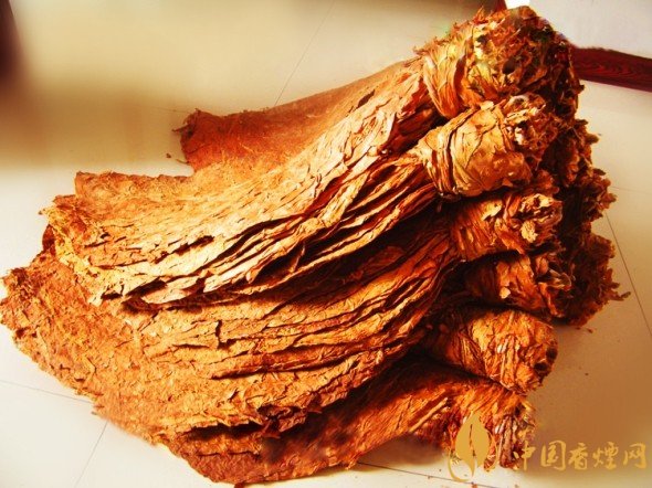 旱煙和煙卷哪個(gè)危害大，旱煙袋很有講究