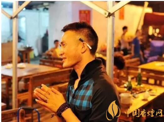 香煙夾耳朵上是怎么來的，耳夾煙是男人的專利